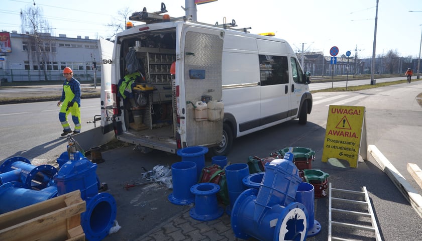 Usuwanie awarii wodociągowej na skrzyżowaniu ulic Ślężnej i Kamiennej. Wrocław, 28.02.2026