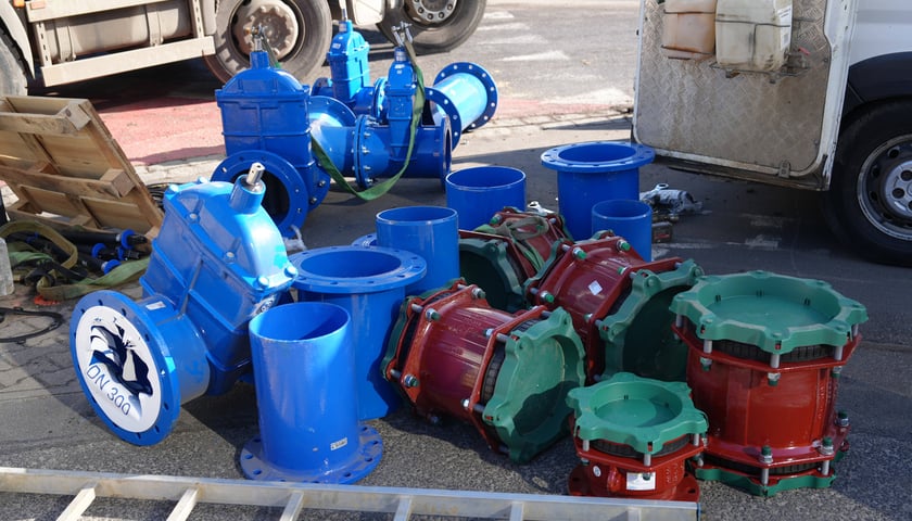 Usuwanie awarii wodociągowej na skrzyżowaniu ulic Ślężnej i Kamiennej. Wrocław, 28.02.2026