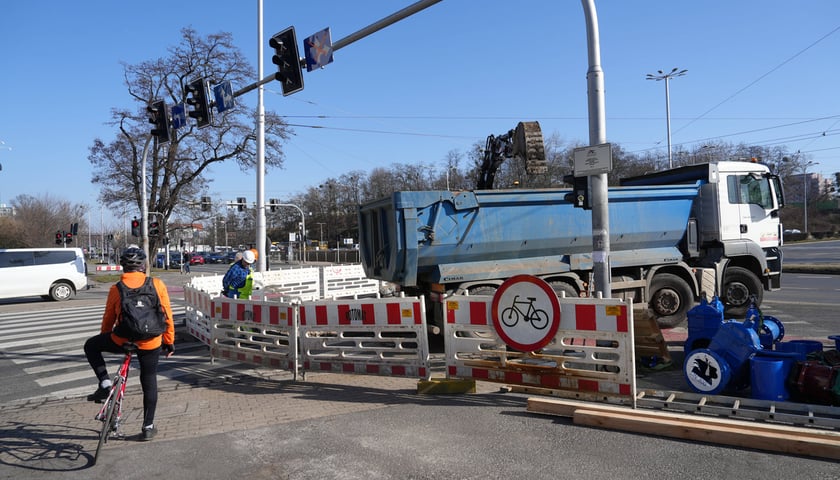 Usuwanie awarii wodociągowej na skrzyżowaniu ulic Ślężnej i Kamiennej. Wrocław, 28.02.2026