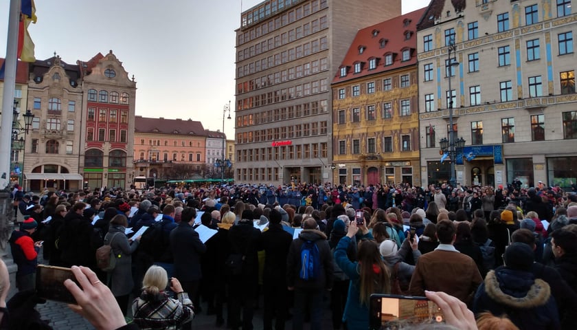 chóry akademickie Wrocławia śpiewają hymny Ukrainy i Polski