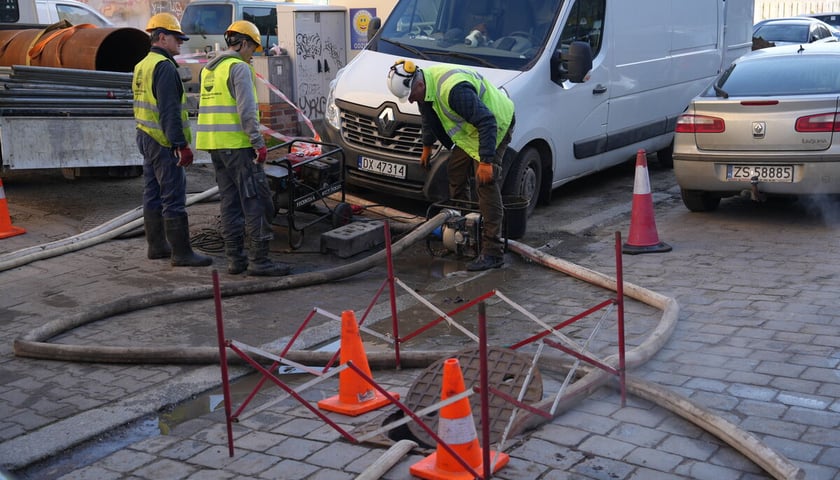 Usuwanie awarii ciepłowniczej przy ul. Lubuskiej. Wrocław, 28.02.2026
