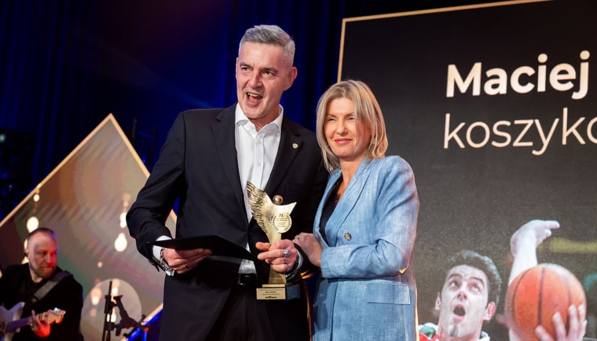 Maciej Zieliński, zasłużony dla dolnośląskiego sportu, odbiera wyróżnienie z rąk wiceprezydent Wrocławia Renaty Granowskiej  