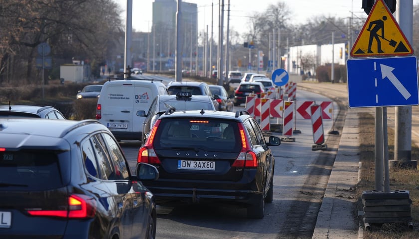 Zmiana organizacji ruchu na Powstańców Śląskich między Orlą a Krzycką 