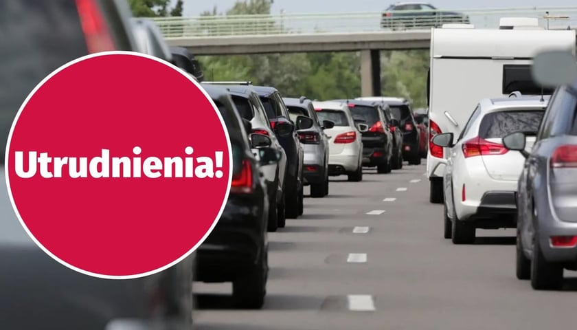 W tle - korek na autostradzie A4, zdjęcie ilustracyjne. W kółku - napis "utrudnienia" na czerwonym tle.