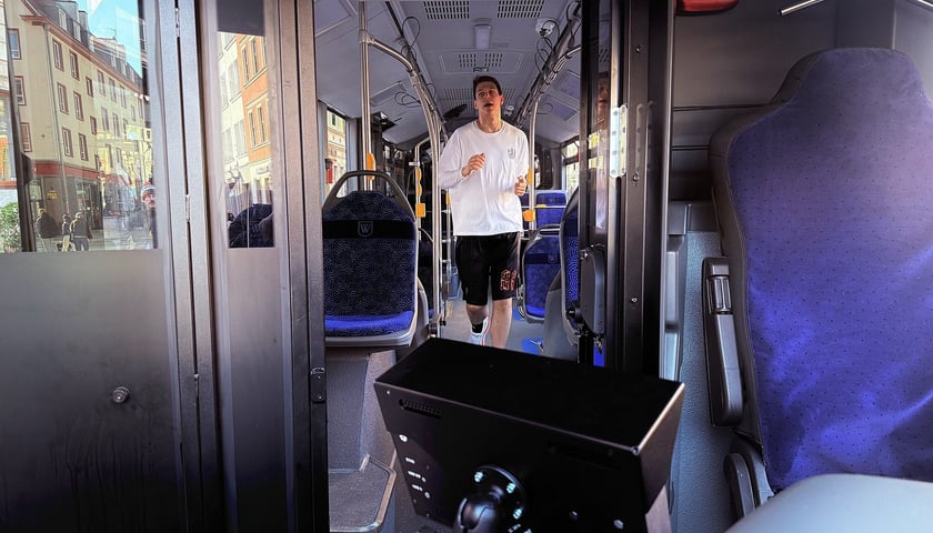 Impreza MPK na Rynku - prezentacja nowego Mercedesa Conecto i bieganie Przemka, który w pojeździe pokonuje dystans półmaratonu