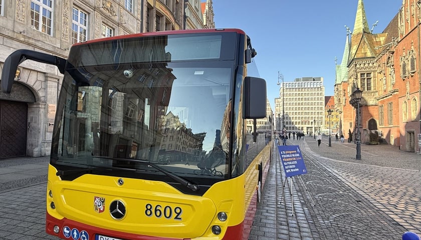 Impreza MPK na Rynku - prezentacja nowego Mercedesa Conecto i bieganie Przemka, który w pojeździe pokonuje dystans półmaratonu