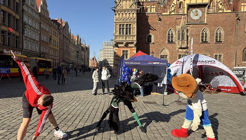 Impreza MPK na Rynku - prezentacja nowego Mercedesa Conecto i bieganie Przemka, który w pojeździe pokonuje dystans półmaratonu