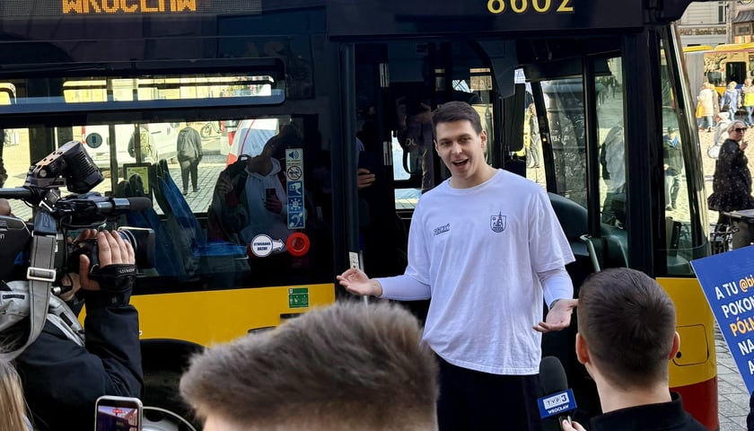 Impreza MPK na Rynku - prezentacja nowego Mercedesa Conecto i bieganie Przemka, który w pojeździe pokonuje dystans półmaratonu