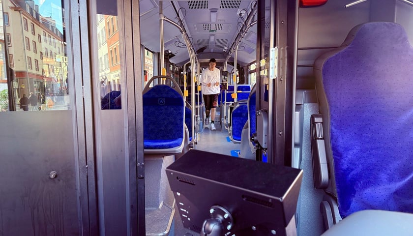 Impreza MPK na Rynku - prezentacja nowego Mercedesa Conecto i bieganie Przemka, który w pojeździe pokonuje dystans półmaratonu