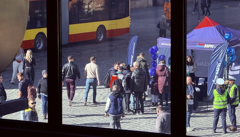 Impreza MPK na Rynku - prezentacja nowego Mercedesa Conecto i bieganie Przemka, który w pojeździe pokonuje dystans półmaratonu