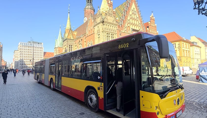 Impreza MPK na Rynku - prezentacja nowego Mercedesa Conecto i bieganie Przemka, który w pojeździe pokonuje dystans półmaratonu