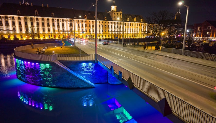 Podświetlone Mosty Uniwersyteckie. Widok po zmroku. Wrocław, 28.02.2026