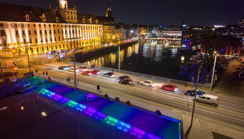 Podświetlone Mosty Uniwersyteckie. Widok po zmroku. Wrocław, 28.02.2026