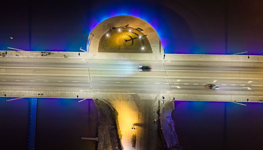 Podświetlone Mosty Uniwersyteckie. Widok po zmroku. Wrocław, 28.02.2026