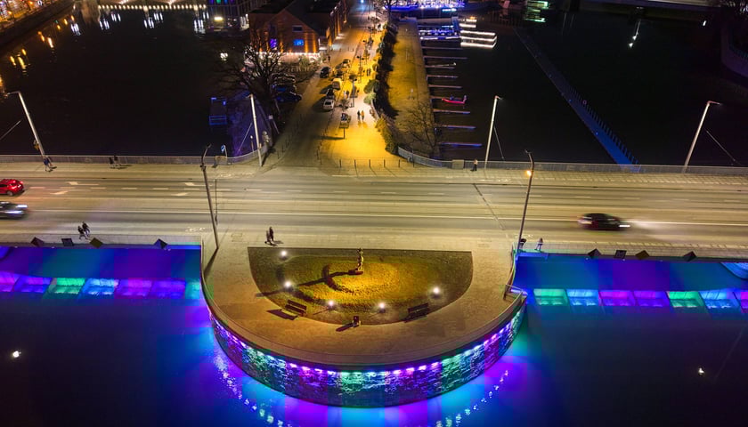 Podświetlone Mosty Uniwersyteckie. Widok po zmroku. Wrocław, 28.02.2026