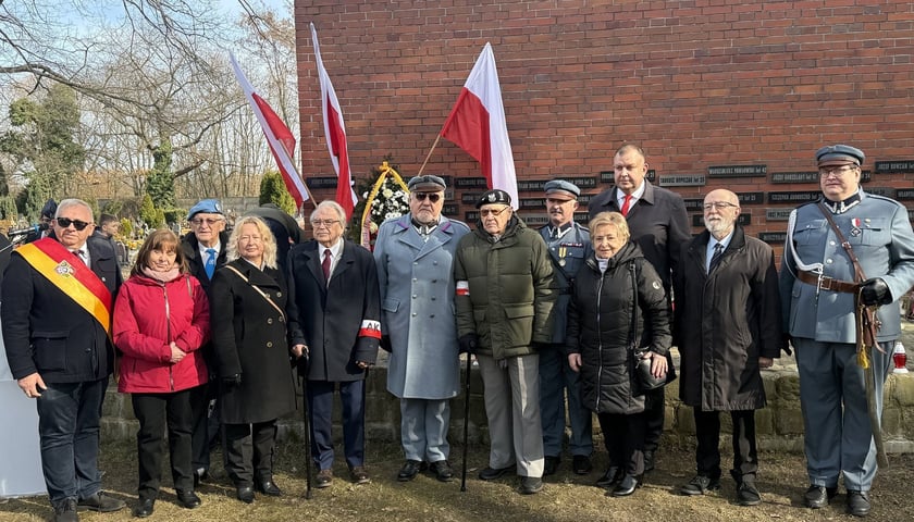 Obchody Narodowego Dnia Pamięci Żołnierzy Wyklętych na Cmentarzu Osobowickim przy Pomniku Ofiar Terroru Komunistycznego 1945–1956