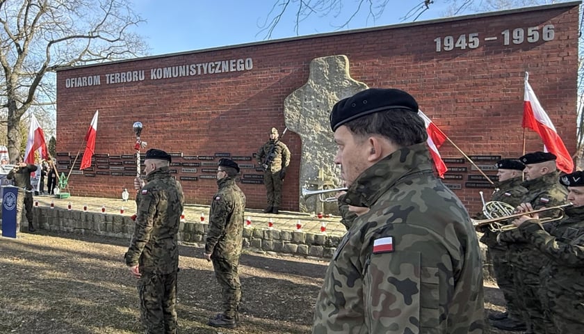 Obchody Narodowego Dnia Pamięci Żołnierzy Wyklętych na Cmentarzu Osobowickim przy Pomniku Ofiar Terroru Komunistycznego 1945–1956 