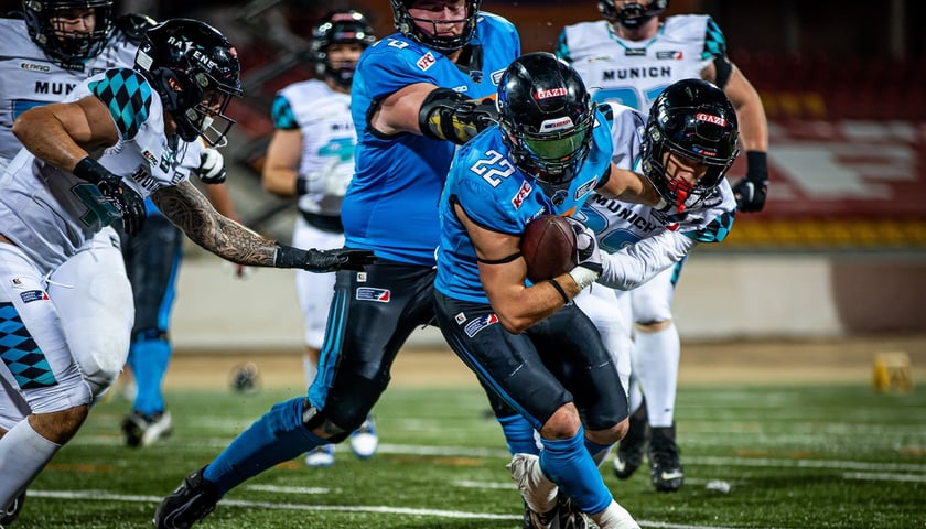 Zacięta walka o piłkę podczas meczu Panthers Wrocław z Munich Ravens na Stadionie Olimpijskim