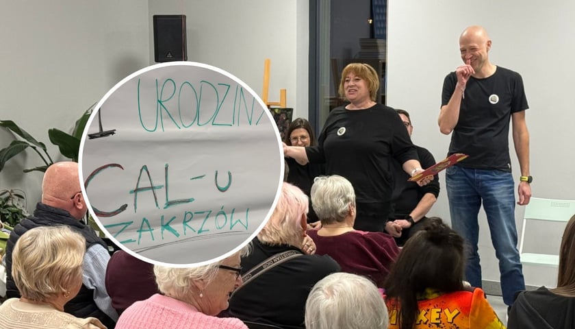 W tle: Urodziny CAL Zakrzów. Wrocław, 01.03.2026. Mieszkańcy we wnętrzu CAL Zakrzów. W kółku: napis "1 urodziny CAL Zakrzów"