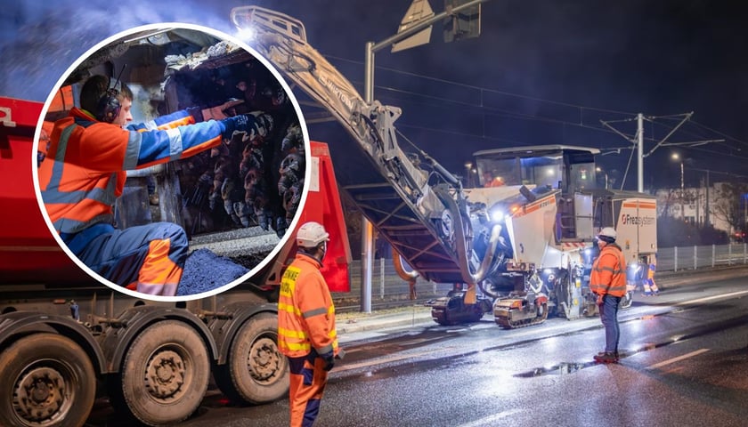 Mężczyzna w pomarańczowym ubraniu roboczym i słuchawkach ochronnych - pracownik przy "pazurach" maszyny frezującej asfalt na ul. Powstańców Śląskich.