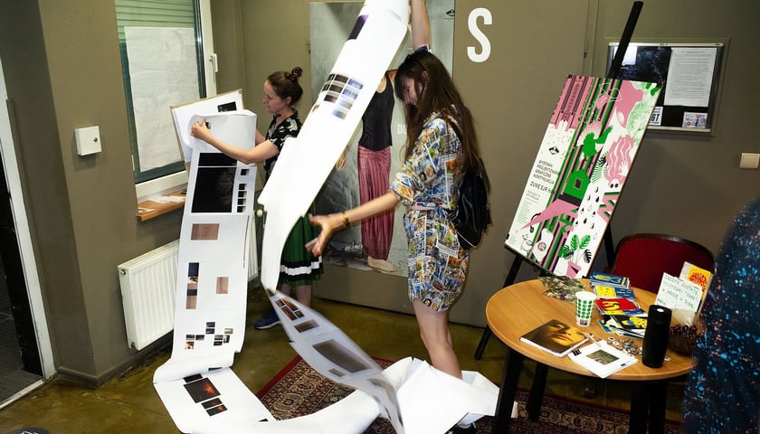 Zdjęcie ilustracyjne: fotograficzne zakończenie jednego z poprzednich semestrów letnich w OPT przy ul. Działkowej 15 we Wrocławiu