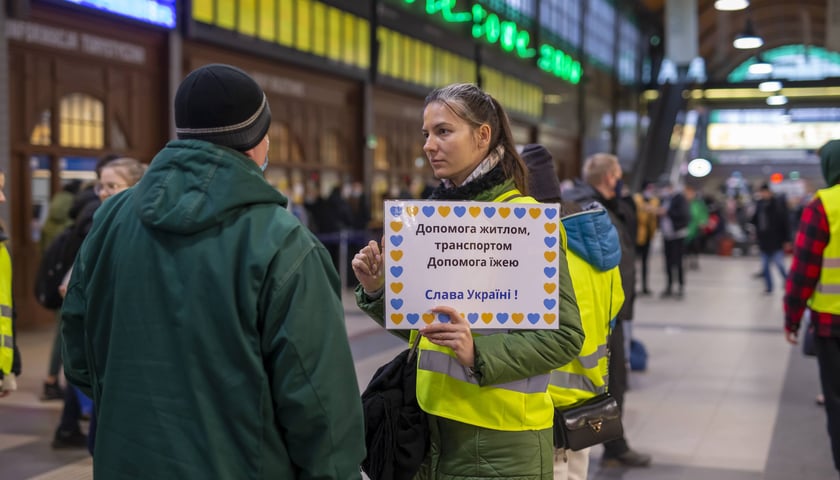 Pomoc uchodźcom zaczyna się już na wrocławskim Dworcu Głównym. 