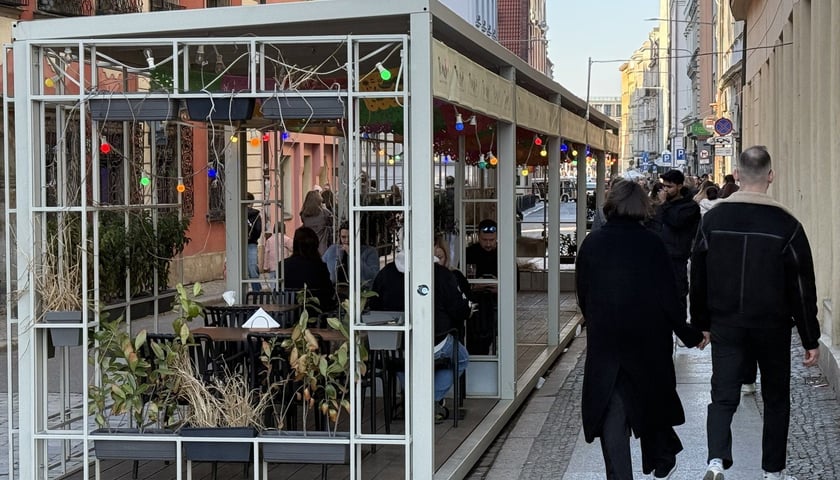 <p>Ogr&oacute;dki w Rynku bez "szklarni". Konserwator wprowadza jasne zasady</p>