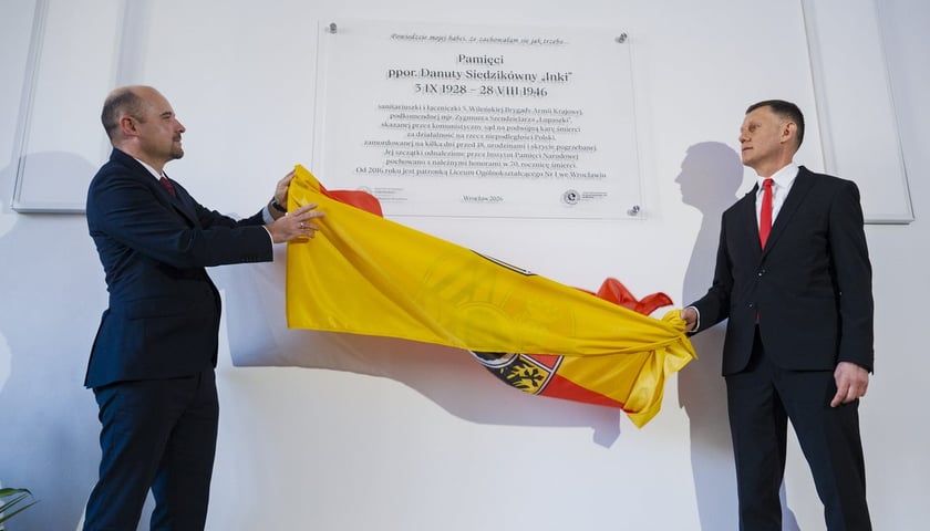 Uroczystość odsłonięcia tablicy pamiątkowej ppor. Danuty Siedzikówny "Inki" w I LO we Wrocławiu. Od lewej Dyrektor wrocławskiego oddziału IPN, dr hab. Kamil Dworaczek, dyrektor liceum Marek Sempik. Na zdjęciu dwóch mężczyzn odsłania tablicę