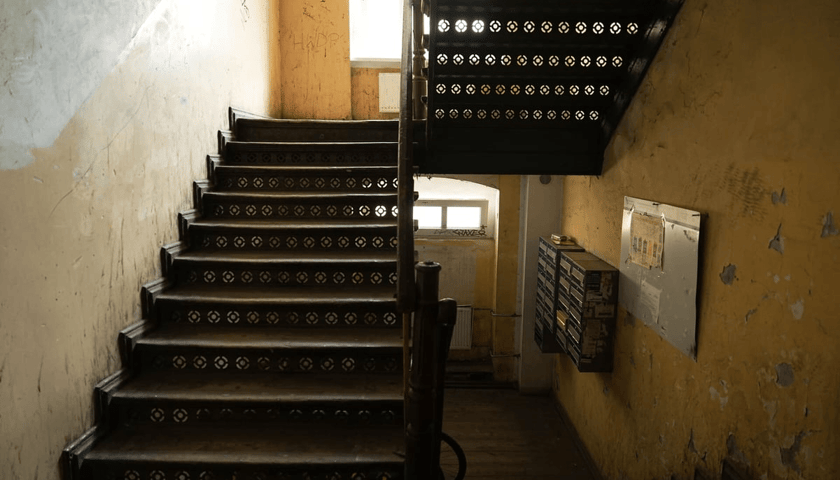 <p>Klatka schodowa przy Więckowskiego 20 przejdzie kompleksową modernizację</p>