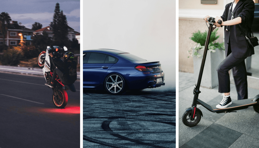 Z lewej jadący na jednym kole motocyklista, w środku driftujący samochód, po prawej osoba z hulajnogą
