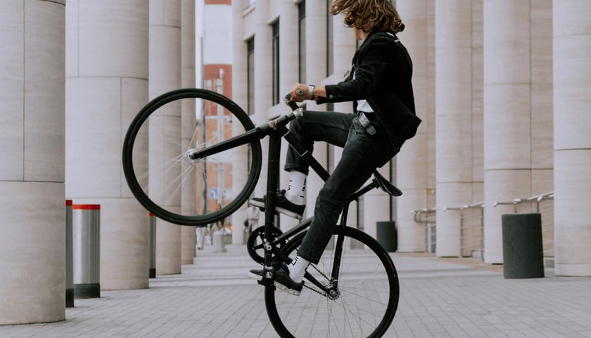 <p>Za "celowe driftowanie" czy jazdę na jednym kole (zar&oacute;wno na motocyklu jak i rowerze), policja będzie miała prawo odebrać prawo jazdy na 3 miesiące i ukarać odpowiednim mandatem</p>