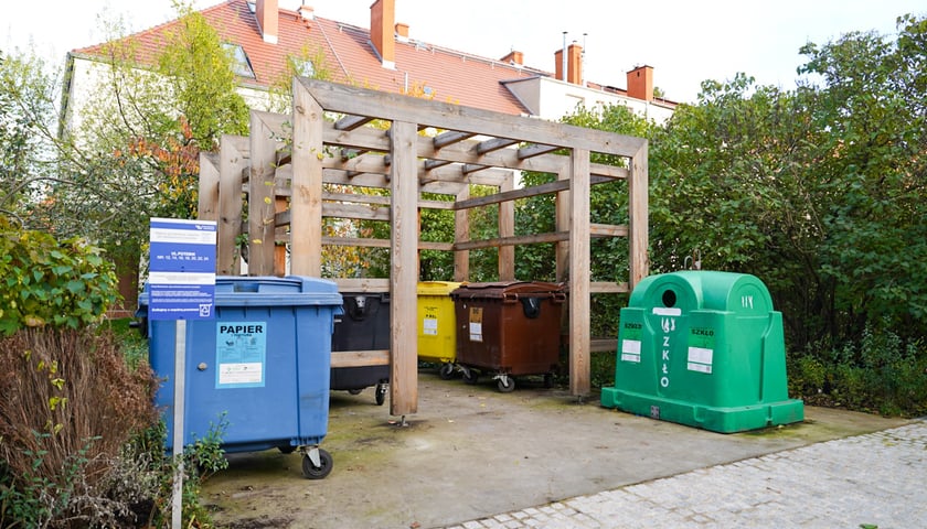<p>Nowe wiaty śmietnikowe uporządkowały miejsca zbi&oacute;rki odpad&oacute;w, podobnie jak nowe systemy podziemne</p>