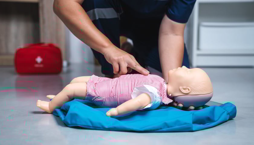 Szkolenie z pierwszej pomocy u dziecka, zdjęcie ilustracyjne