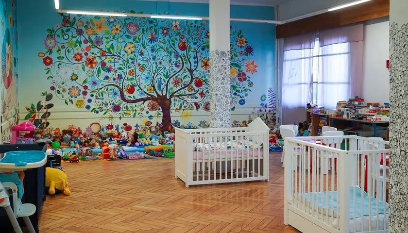 Ścianę bawialni w budynku ozdobił piękny mural. Jego projekt graficzny wykonał społecznie, znany wrocławski grafik i ilustrator Andrzej Tylkowski.