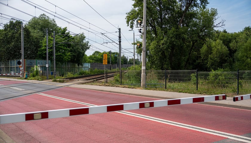 Zamknięte szlabany przed przejazdem kolejowym - zdjęcie ilustracyjne