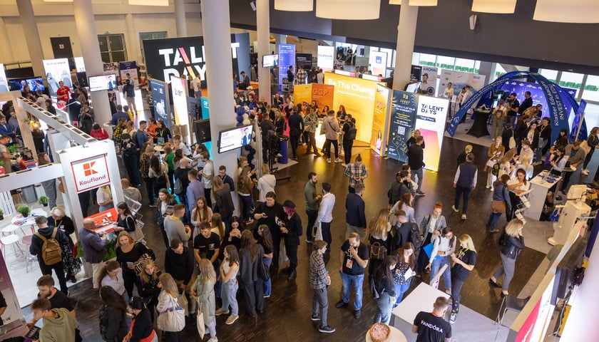 Zdjęcie ilustracyjne: jedna z poprzednich edycji Talent Days. Na zdjęciu odwiedzający i stoiska wystawców