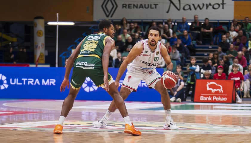 Zdjęcie ilustracyjne - dwóch zawodników na parkiecie podczas meczu koszykówki - spotkanie Śląsk Wrocław - Zastal Zielona Góra.