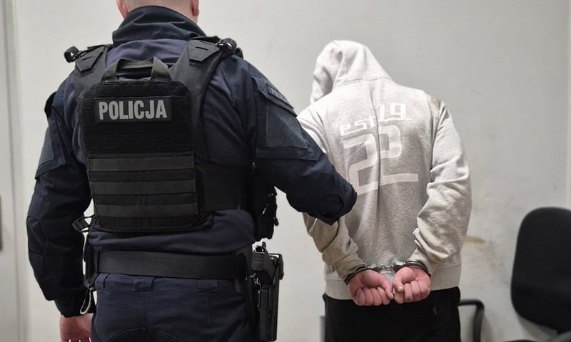 Zatrzymanie poszukiwanego mężczyzny przez policję