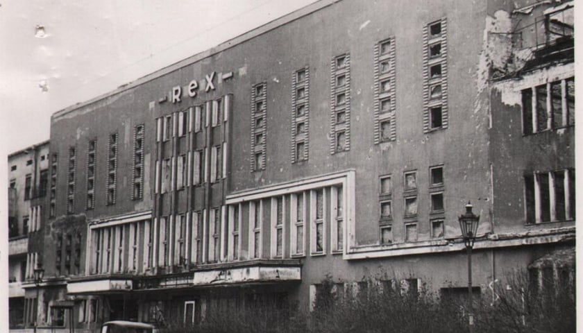 <p>Rok 1948 - niedługo w tym przedwojennym kinie Rex otworzy się Przodownik</p>