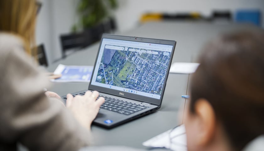 Dwie osoby pracujące przy laptopie. Zdjęcie ilustracyjne wykonane 31.01.2026 podczas maratonu pisania projektów WBO.