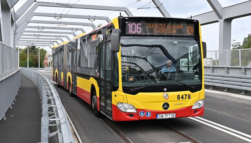 Autobus 106 jadący w kierunku Dworca Głównego we Wrocławiu