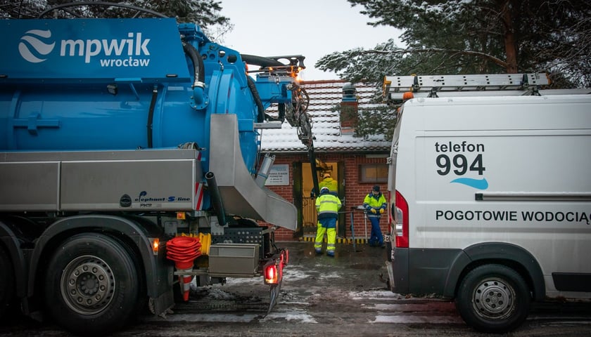 Pracownicy MPWiK odtykają kanalizację przy jednym z wrocławskich domów