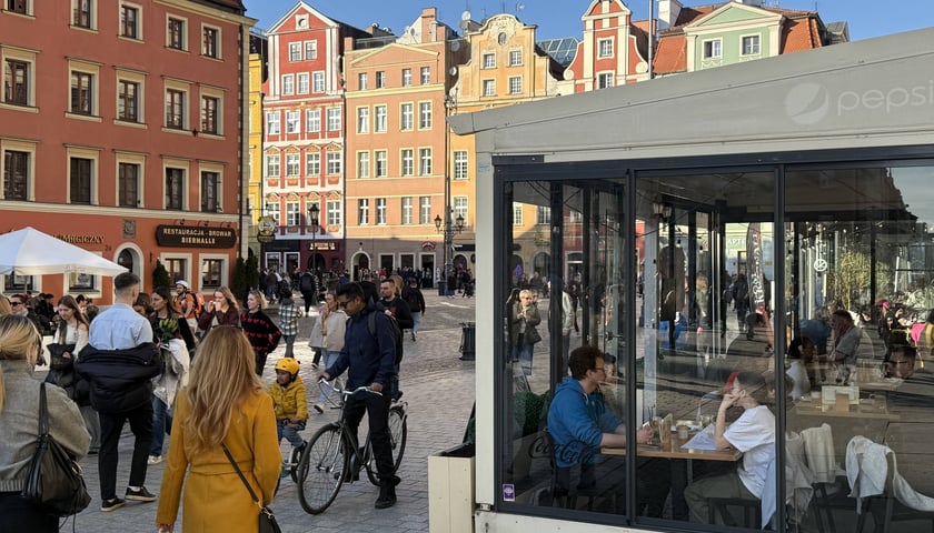Fragment wrocławskiego rynku, po prawej stronie widoczny  ogródek typu "szklarnia"