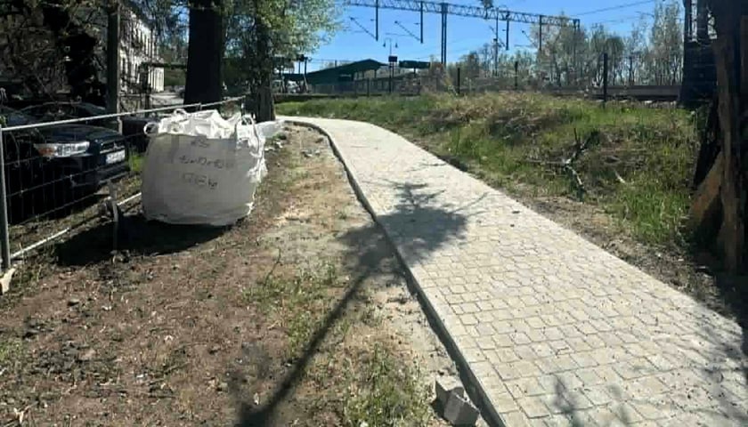 Budowa parkingu P&R na Leśnicy. Prace brukarskie, końcówka kwietnia 2026