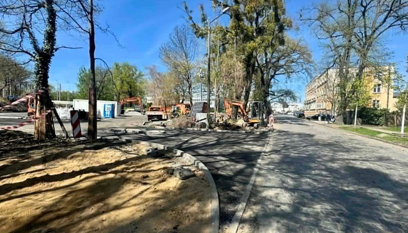 Budowa parkingu P&R na Leśnicy. Prace brukarskie, końcówka kwietnia 2026