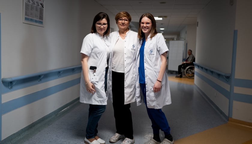 <p>&ndash; Zmarszczki są skrytkami na wspomnienia - metaforyzuje prof. Sobieszczańska</p>