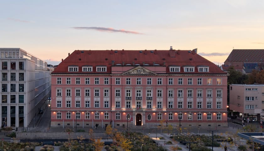 Budynek Urzędu Miejskiego Wrocławia przy Placu Nowy Targ 