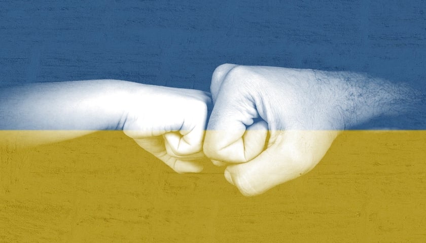flaga Ukrainy i witające się dłonie, grafika ilustracyjna 