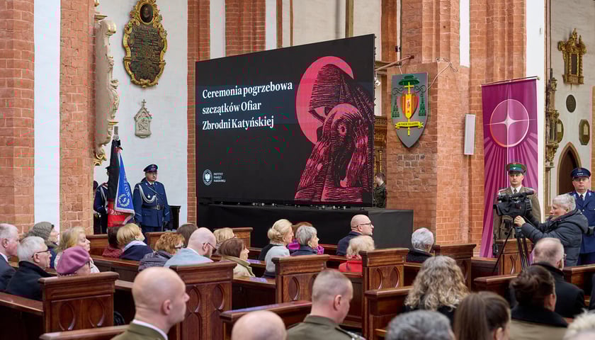 Uroczystość pochówku ofiar zbrodni katyńskiej w Kościele Garnizonowym we Wrocławiu
