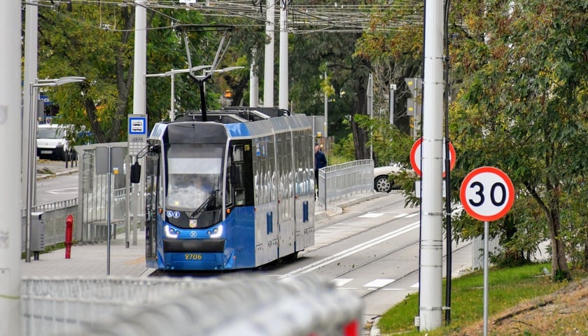 Zdjęcie ilustracyjne: tramwaj jadący trasą autobusowo-tramwajową z Nowego Dworu w kierunku centrum. TAT na Nowy Dwór został wybudowany w 2023 roku i jak dotąd jest największą powojenną inwestycją tramwajową we Wrocławiu 